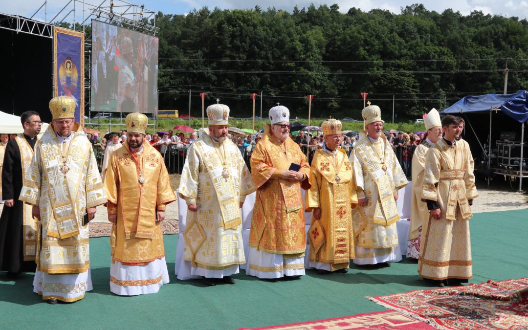 Pictures: Bishop David visits Lviv – Liturgy at Peter and Paul Parish (June 24) and All Ukrainian Pilgrimage to Stradch on the Day of Laity (June 26)